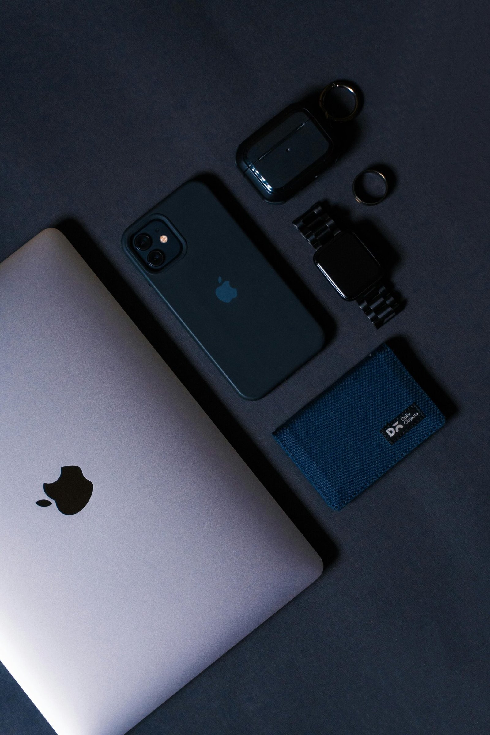 Dispositivos Apple organizados sobre fondo oscuro